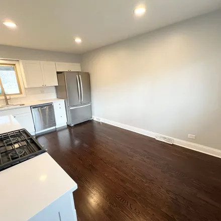 Rent this 3 bed apartment on 930 Old Trail Road in Highland Park, IL 60035