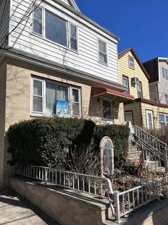 Rent this 3 bed house on Horace Mann Number 6 Elementary School in West 39th Street, Bayonne