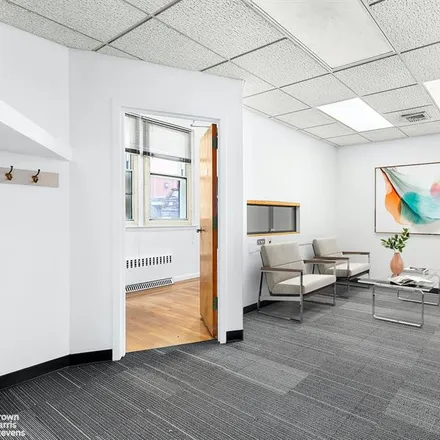 Image 3 - 215 EAST 72ND STREET OFFICE/W in New York - Townhouse for sale