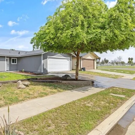 Image 3 - 1490 East Cerritos Avenue, Tulare, CA 93274, USA - House for sale