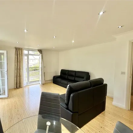 Image 7 - Lady Alesford Avenue, London, HA7 4EE, United Kingdom - Apartment for rent