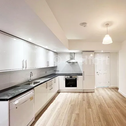 Rent this 3 bed apartment on 464 Hornsey Road in London, N19 4HF