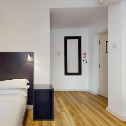 Rent this studio apartment on 31 Cartwright Gardens in London, WC1H 9EH