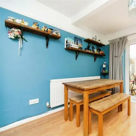 Image 5 - Brotherton Close, Bromborough, CH62 7AS, United Kingdom - Townhouse for sale