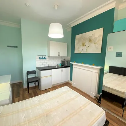 Image 2 - Birkbeck Road, London, W3 6LJ, United Kingdom - Room for rent