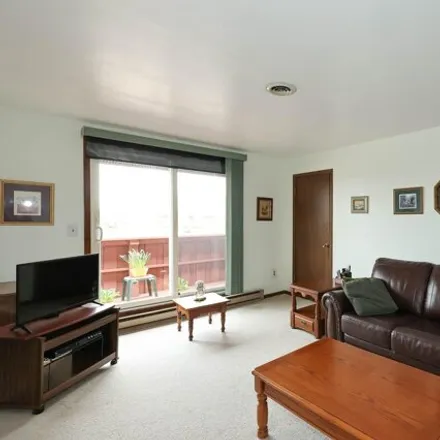 Image 2 - 10345 West Whitnall Edge Drive, Franklin, WI 53132, USA - Condo for sale