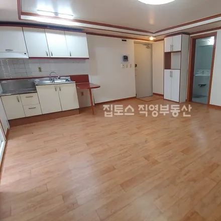 Rent this studio apartment on 서울특별시 강남구 대치동 896-48