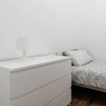 Rent this 5 bed room on Rua Carlos Mardel