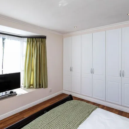 Rent this 5 bed apartment on John Bailie Road in Bunkers Hill, East London