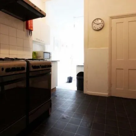 Rent this 6 bed apartment on Abbotsford Avenue in London, N15 3BS
