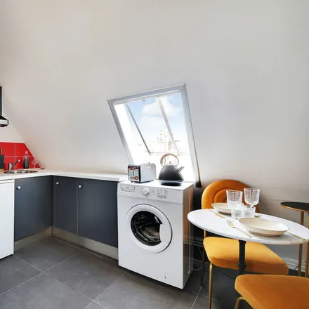 Image 8 - 54 Rue François Ier, 75008 Paris, France - Apartment for rent