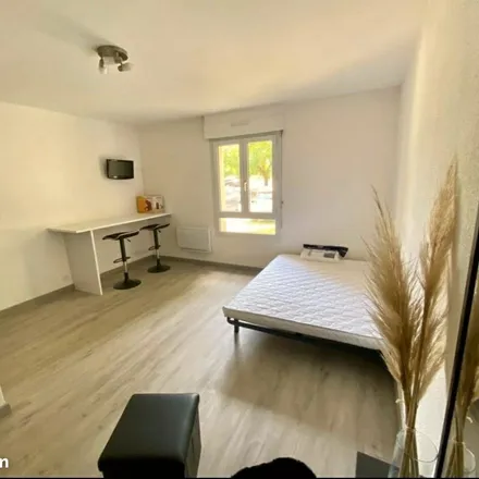 Image 2 - 2 Avenue de Paris, 79000 Niort, France - Apartment for rent