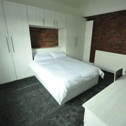 Image 1 - Back Claremont Grove, Leeds, LS3 1AX, United Kingdom - Apartment for rent