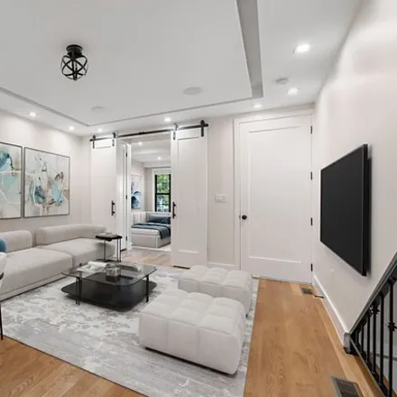 Image 4 - 575 East 28th Street, New York, NY 11210, USA - House for sale