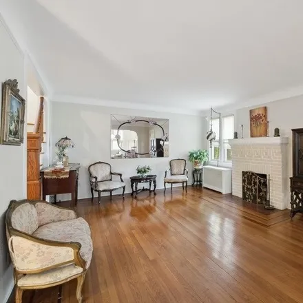 Image 6 - 29-40 214th Street, New York, NY 11361, USA - House for sale