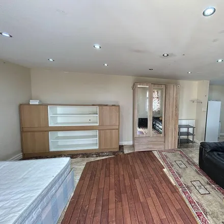Rent this studio apartment on Northfield Road in London, TW5 9JF