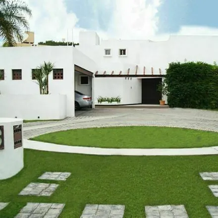 Buy this 4 bed house on Club de Golf Juriquilla in Avenida Mesón del Prado, Delegaciön Santa Rosa Jáuregui