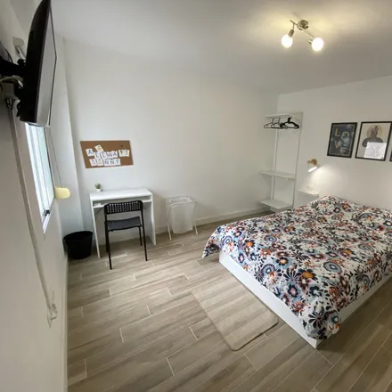 Rent this 1 bed room on Carrer de l'Alferes Díaz Sanchis / Calle del Alférez Díaz Sanchis in 03004 Alicante, Spain