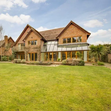 Rent this 5 bed house on Wayside Gardens in Gerrards Cross, SL9 7NG