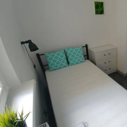 Rent this 5 bed room on Zakład Ubezpieczeń Społecznych in Generała Józefa Longina Sowińskiego 2, 40-018 Katowice