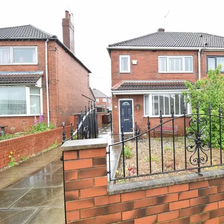 Rent this 3 bed duplex on Park Road in Castleford, WF10 4RU