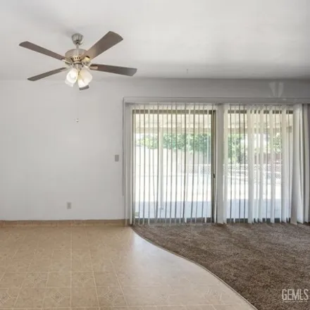 Image 7 - 1716 Hughes Ln, Bakersfield, California, 93304 - House for sale