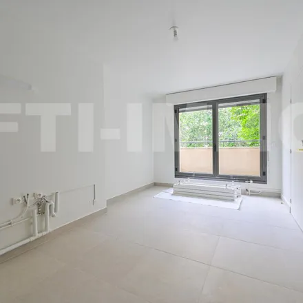 Rent this 3 bed apartment on 23 Rue Clément Bayard in 92300 Levallois-Perret, France