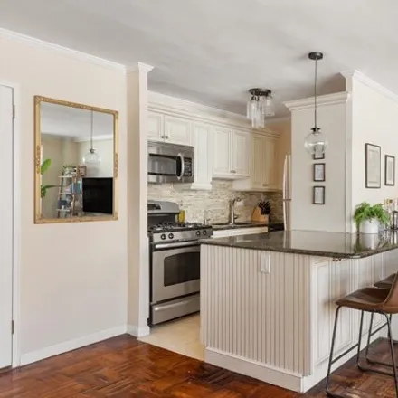 Image 3 - 310 East 70th Street, New York, NY 10021, USA - Apartment for sale