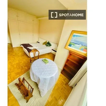 Rent this 4 bed room on Mediterráneo-Conde de Casal in Avenida del Mediterráneo, 28007 Madrid