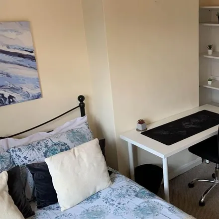 Rent this 1 bed room on 7 Durham Close in Guildford, GU2 9TH