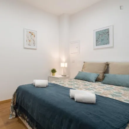 Rent this 2 bed apartment on Jardim de São Lázaro in Rua do Morgado de Mateus, 4000-508 Porto