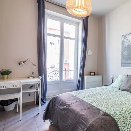 Rent this 5 bed room on Avinguda del Regne de València in 41, 46005 Valencia