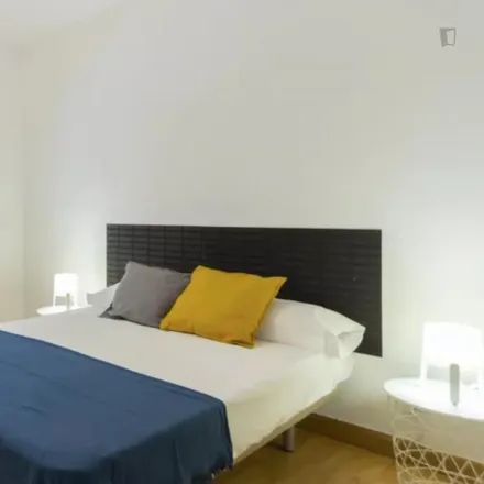 Rent this 6 bed room on Madrid in Calle de Núñez Morgado, 9