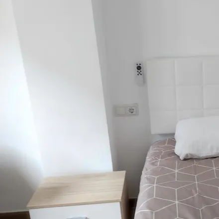 Rent this 4 bed room on Carrer del Ceramista Ros in 17, 46014 Valencia