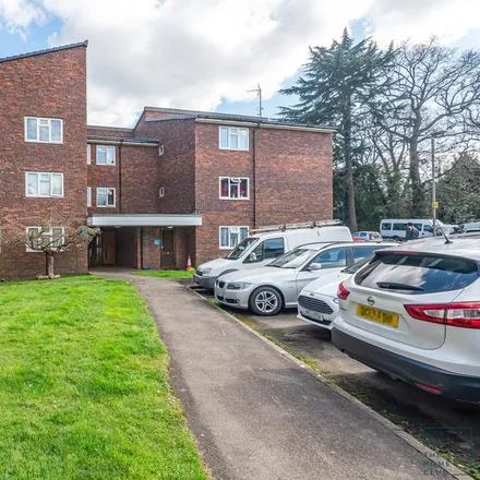 Rent this 3 bed apartment on Elgin Gardens in Guildford, GU1 1UB
