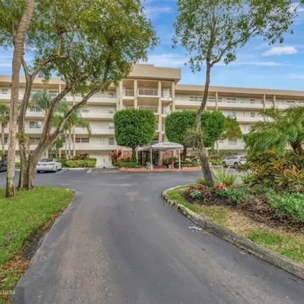 Buy this 3 bed condo on Oaks Course in 3701 Oaks Clubhouse Drive, Pompano Beach