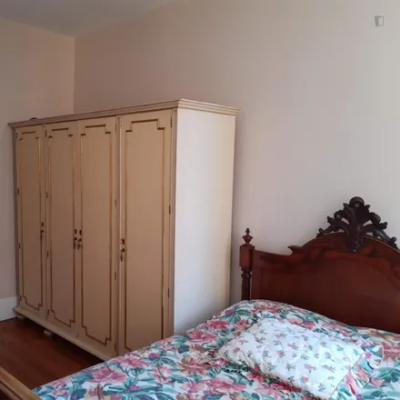 Rent this 3 bed apartment on Avenida de Fernão de Magalhães 1324 in 4350-169 Porto, Portugal
