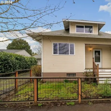 Image 2 - 7822 Se Washington St, Portland, Oregon, 97215 - House for sale