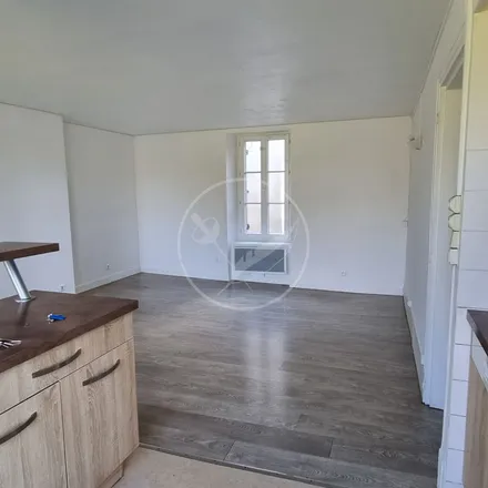 Rent this 3 bed apartment on 20 Place de l'Étape in 78200 Mantes-la-Jolie, France