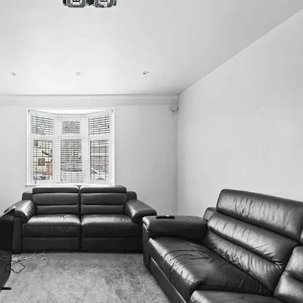 Image 2 - Gainsborough Road, London, RM8 2DS, United Kingdom - House for rent