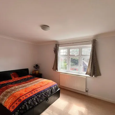 Image 6 - Clements Mead, Leatherhead, KT22 7PH, United Kingdom - Apartment for rent