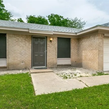 Image 3 - 5811 Dunson Drive, Haltom City, TX 76148, USA - House for sale