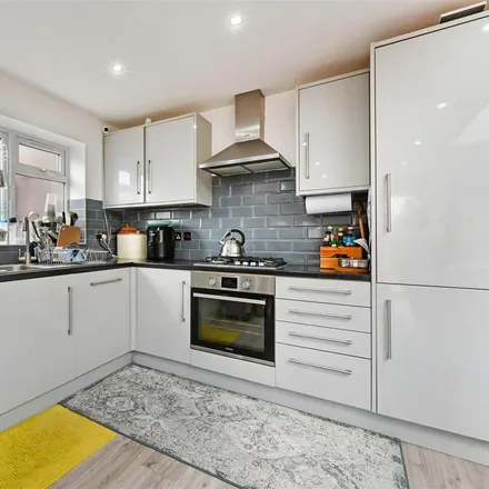 Image 3 - 18 Grand Drive, Cottenham Park, London, SW20 0JT, United Kingdom - Apartment for rent