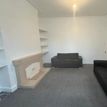 Rent this 4 bed townhouse on Chatsworth Court in Powerscroft Road, Lower Clapton