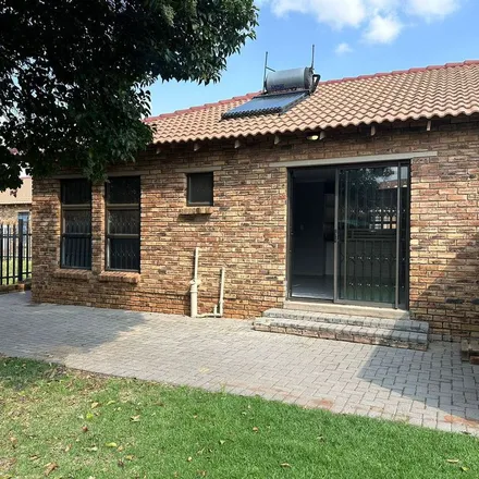 Image 2 - Progress Road, Lindhaven, Roodepoort, 1725, South Africa - Townhouse for rent