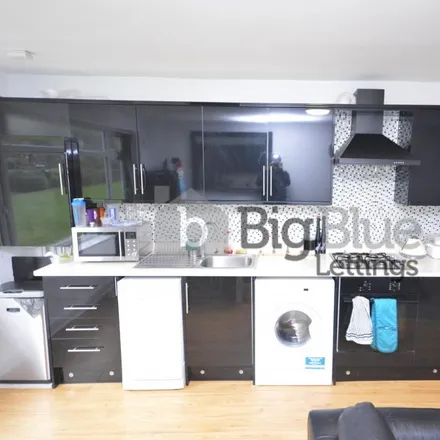 Image 1 - The Poplars, Leeds, LS6 2AT, United Kingdom - Townhouse for rent