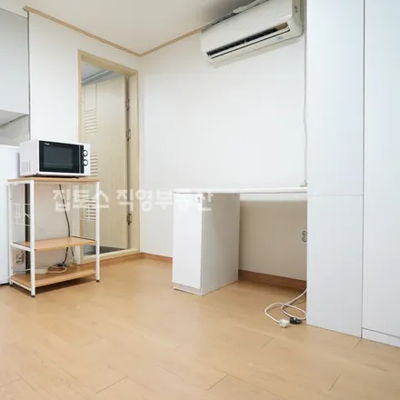 Rent this studio apartment on 서울특별시 관악구 봉천동 670-70