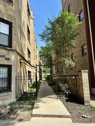 Rent this studio apartment on 648-652 West Roscoe Street in Chicago, IL 60657