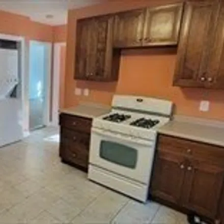 Image 3 - 13 Fairbanks Street, Vernon Hill, Worcester, MA 01655, USA - Apartment for rent