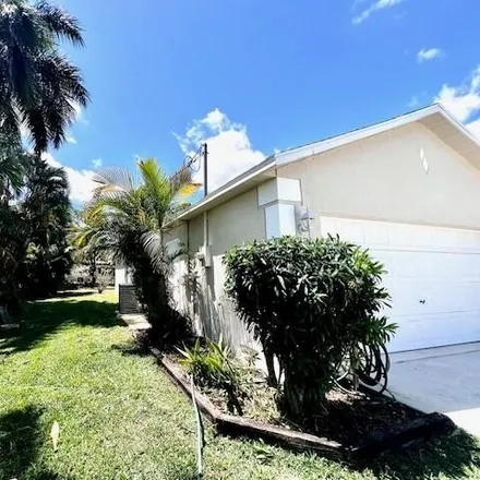 Image 4 - 714 Southeast Lighthouse Avenue, Port Saint Lucie, FL 34983, USA - House for sale